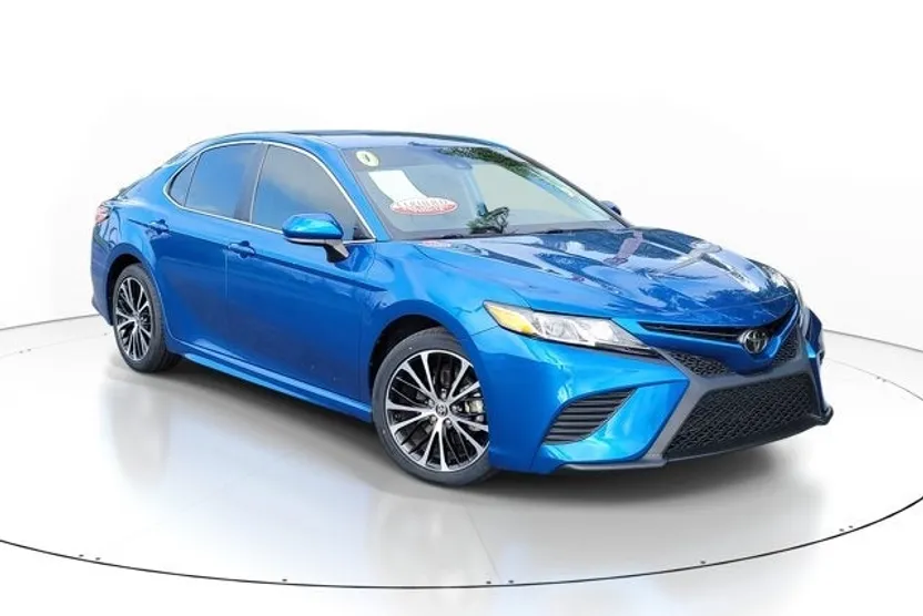 2020 Toyota Camry SE photo 1