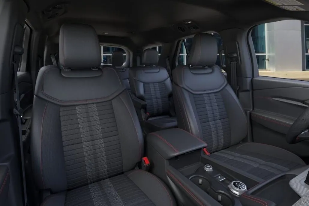 2025 Ford Explorer ST-Line photo 1