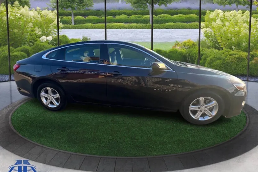 2022 Chevrolet Malibu LS photo 1