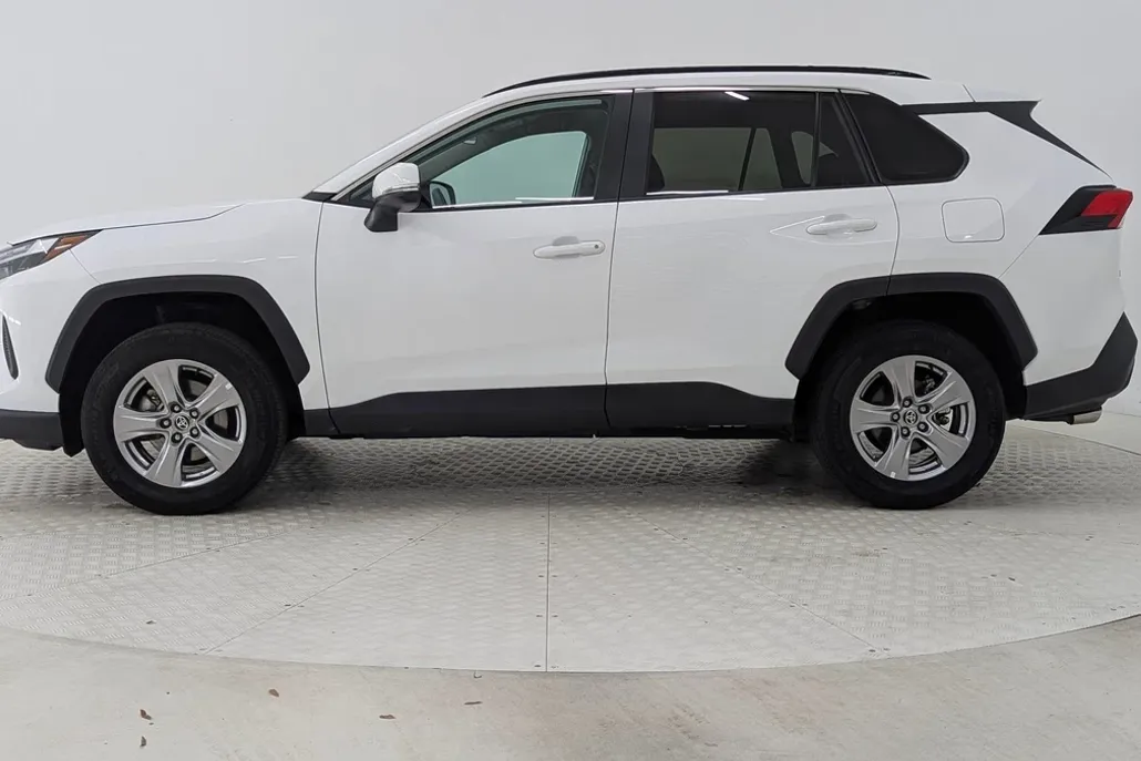 2024 Toyota RAV4 XLE photo 1