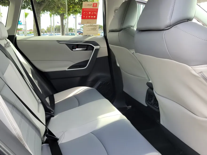 2025 Toyota RAV4 Hybrid XLE photo 1