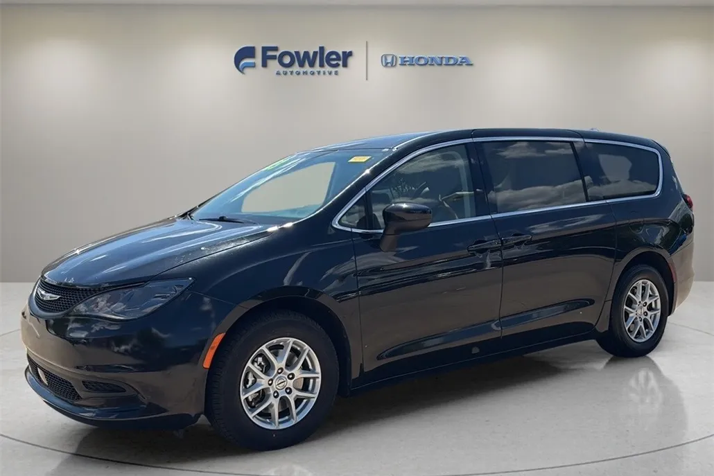 2023 Chrysler Voyager LX photo 1