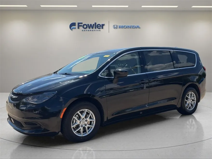 2023 Chrysler Voyager LX photo 1