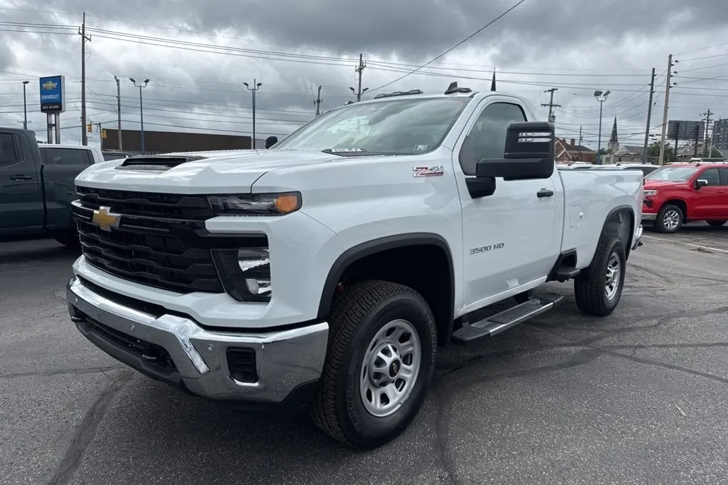 2025 Chevrolet Silverado 3500HD photo 1