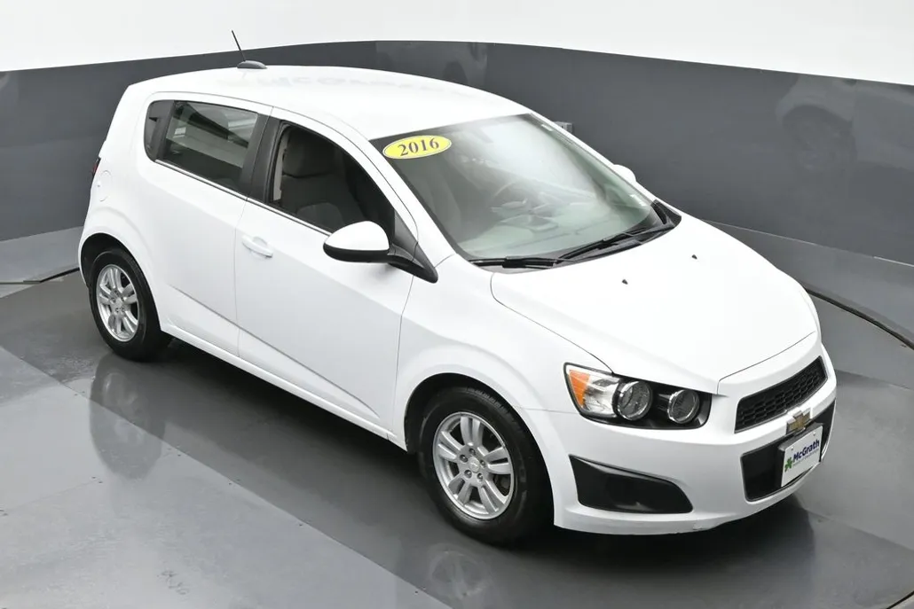 2016 Chevrolet Sonic LT photo 1