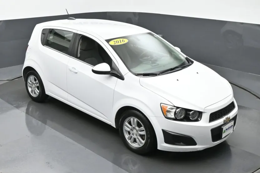2016 Chevrolet Sonic LT photo 1