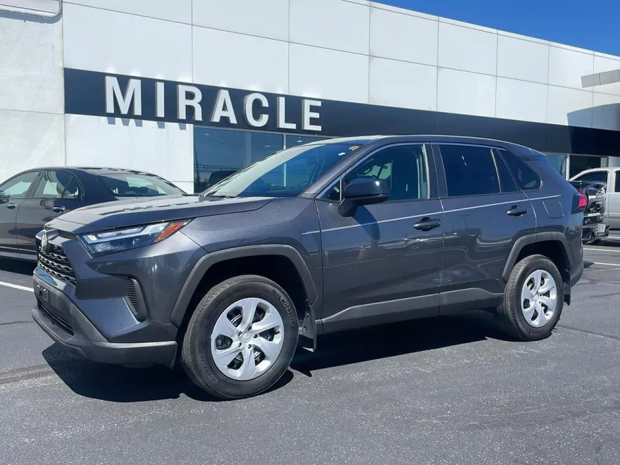 2024 Toyota RAV4 LE photo 1