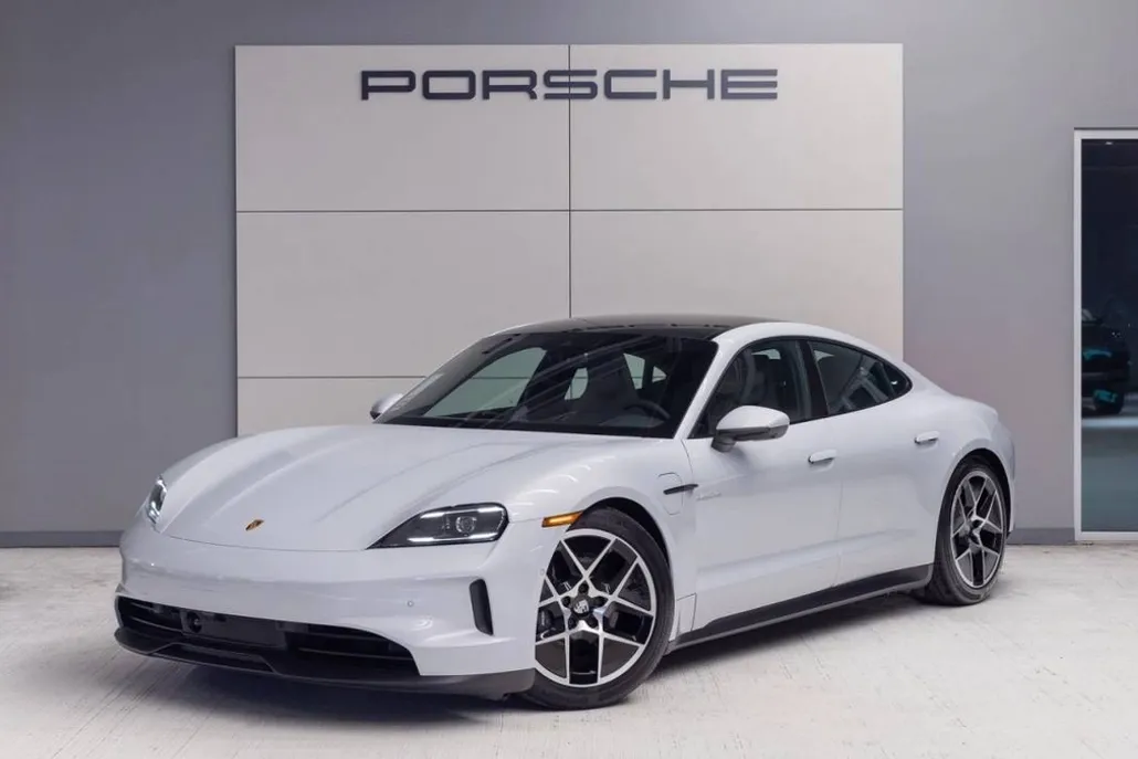 2025 Porsche Taycan photo 1