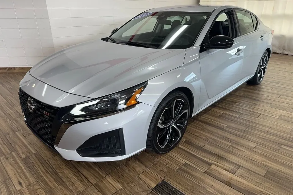 2023 Nissan Altima 2.5 SR photo 1