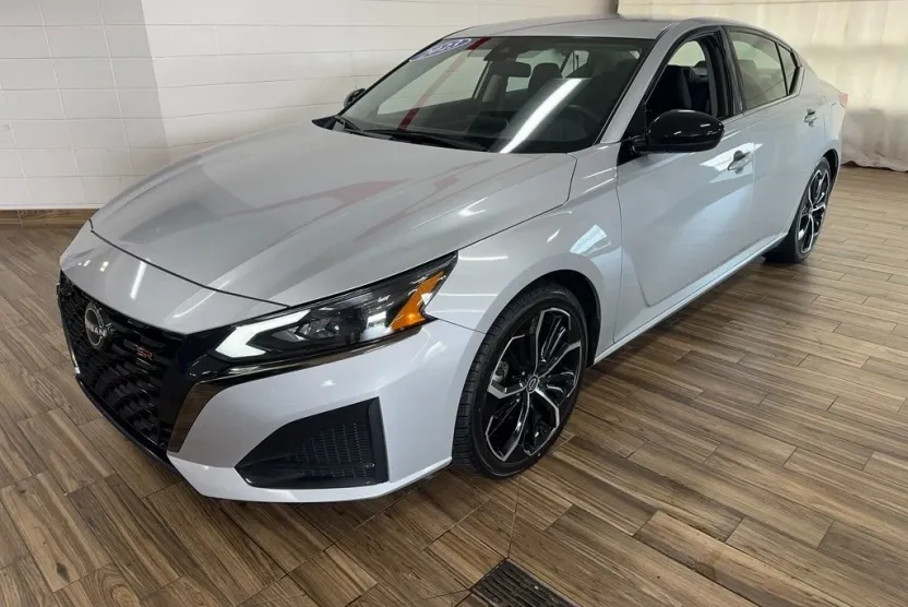 2023 Nissan Altima 2.5 SR photo 1
