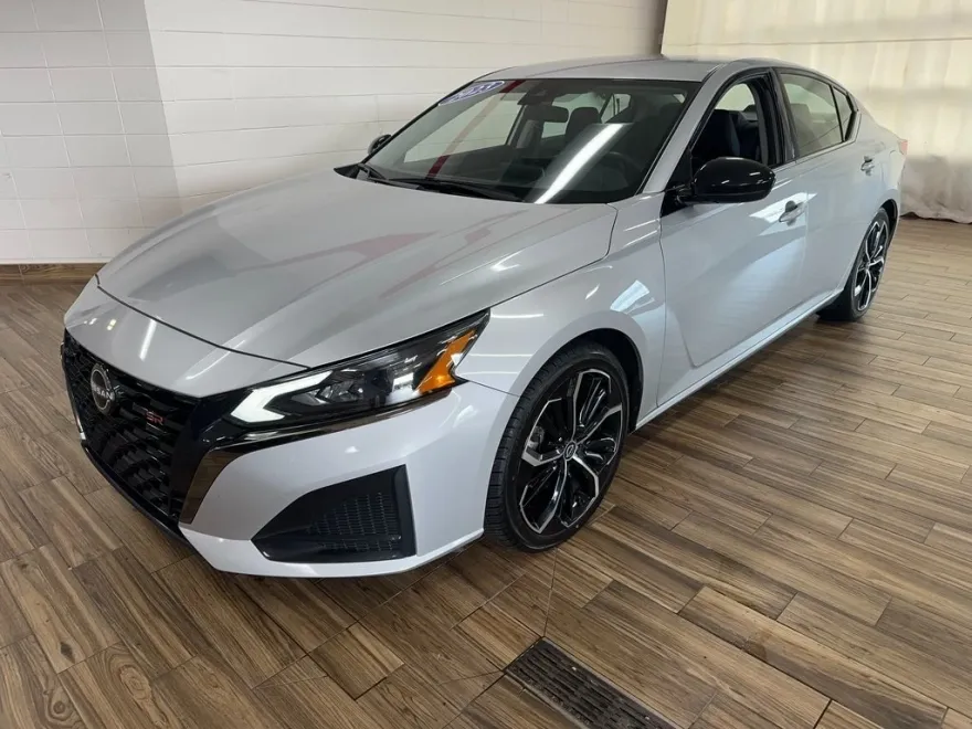 2023 Nissan Altima 2.5 SR photo 1