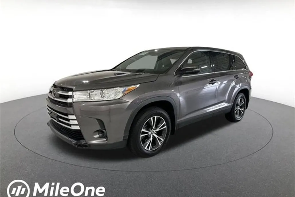 2019 Toyota Highlander LE photo 1