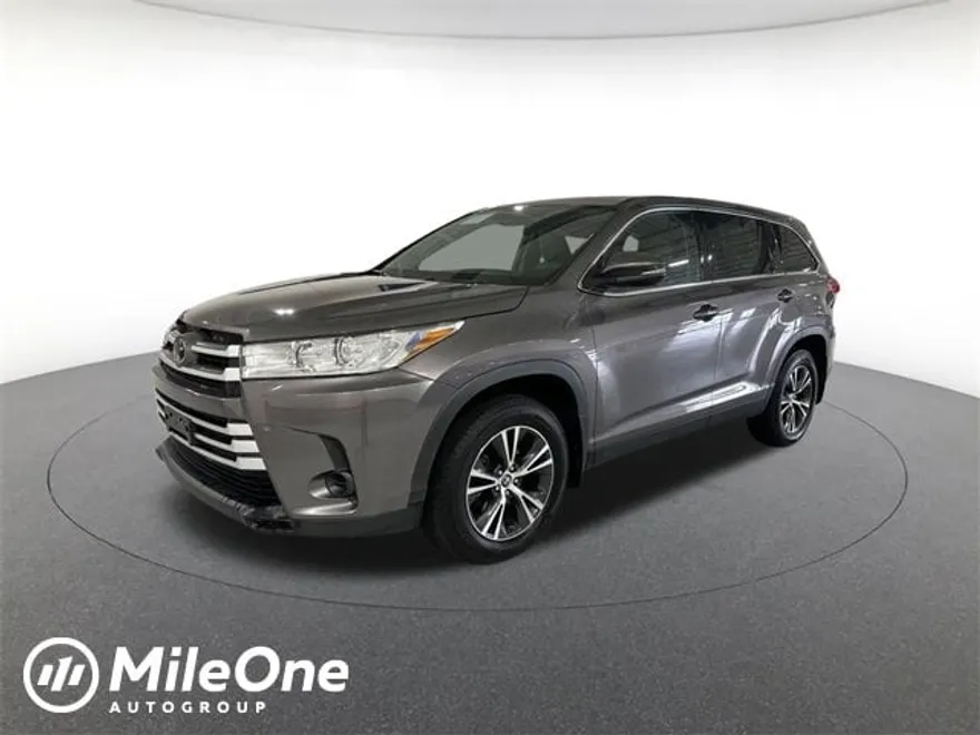 2019 Toyota Highlander LE photo 1