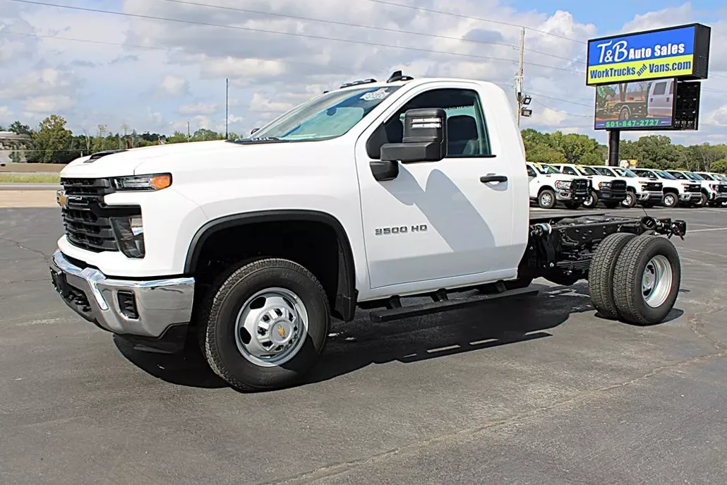 2024 Chevrolet Silverado 3500HD photo 1