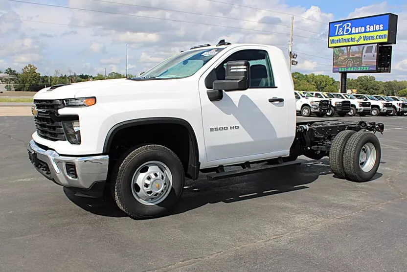2024 Chevrolet Silverado 3500HD photo 1