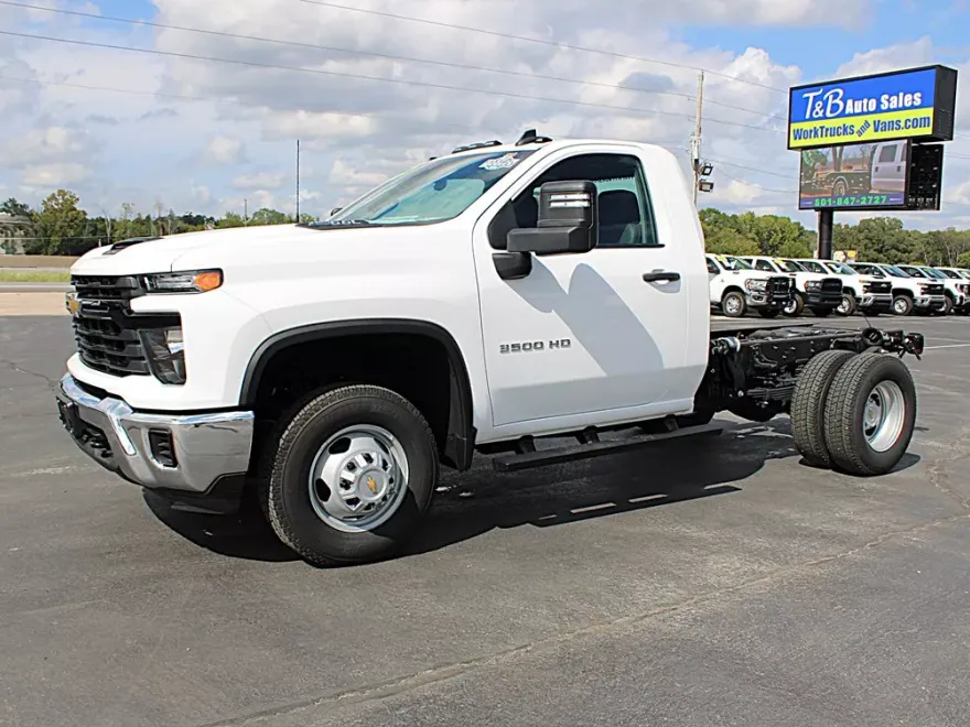 2024 Chevrolet Silverado 3500HD photo 1