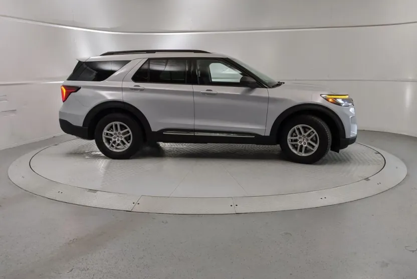 2025 Ford Explorer photo 1