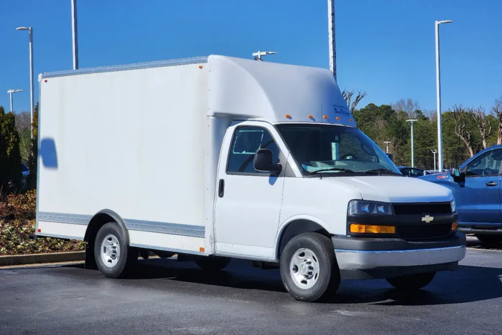 2024 Chevrolet Express Cutaway 3500 photo 1