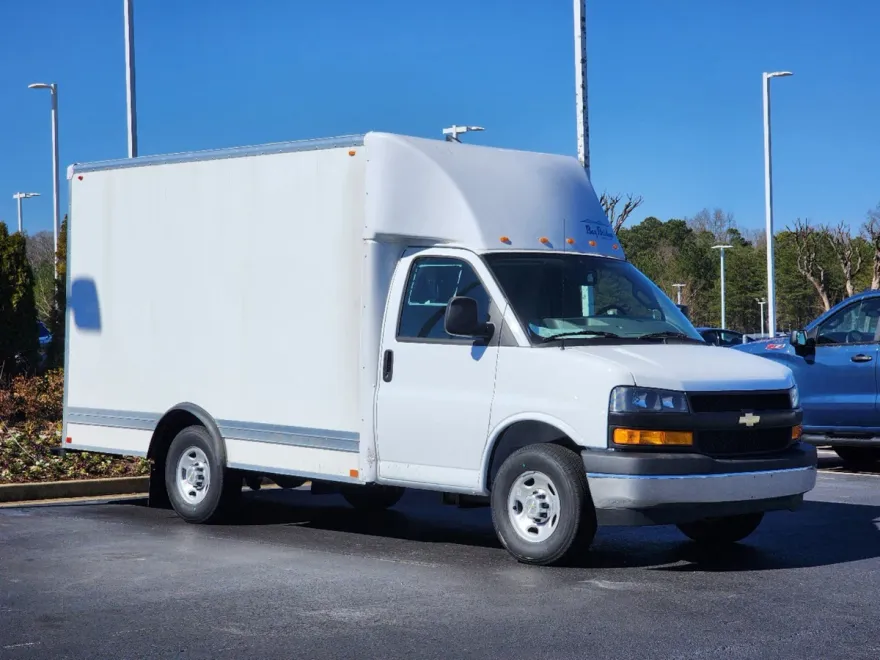 2024 Chevrolet Express Cutaway 3500 photo 1