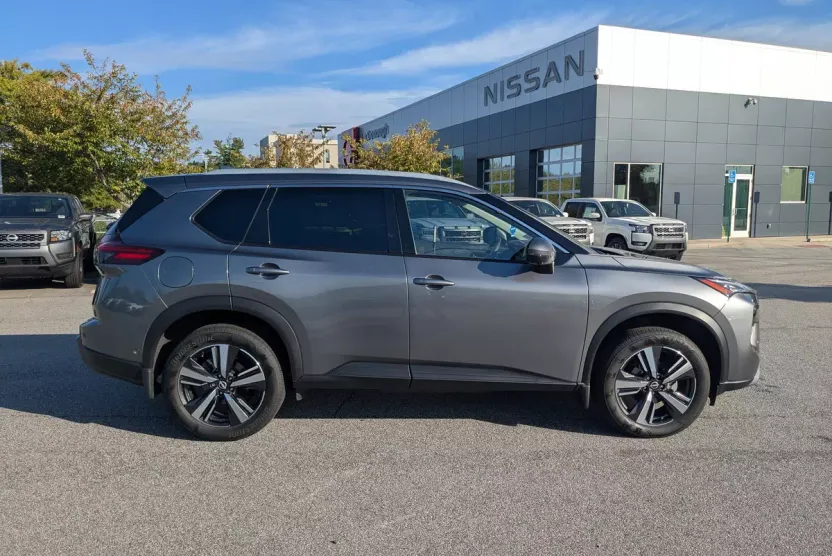 2025 Nissan Rogue SL photo 1