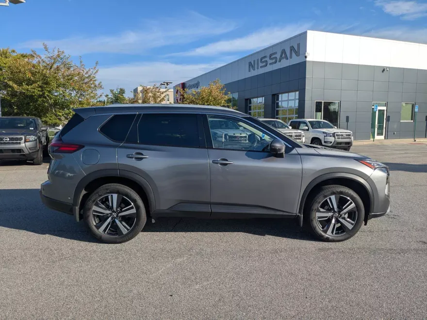 2025 Nissan Rogue SL photo 1