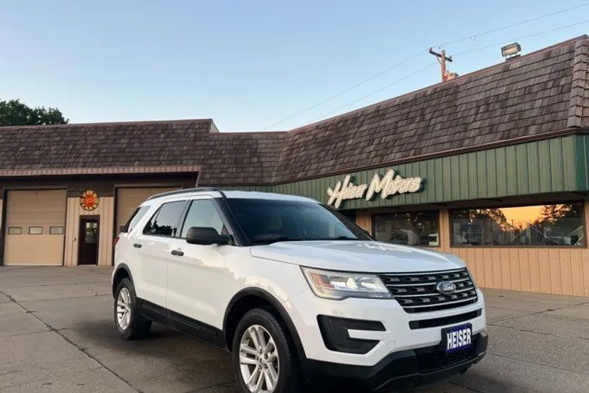 2016 Ford Explorer Base photo 1