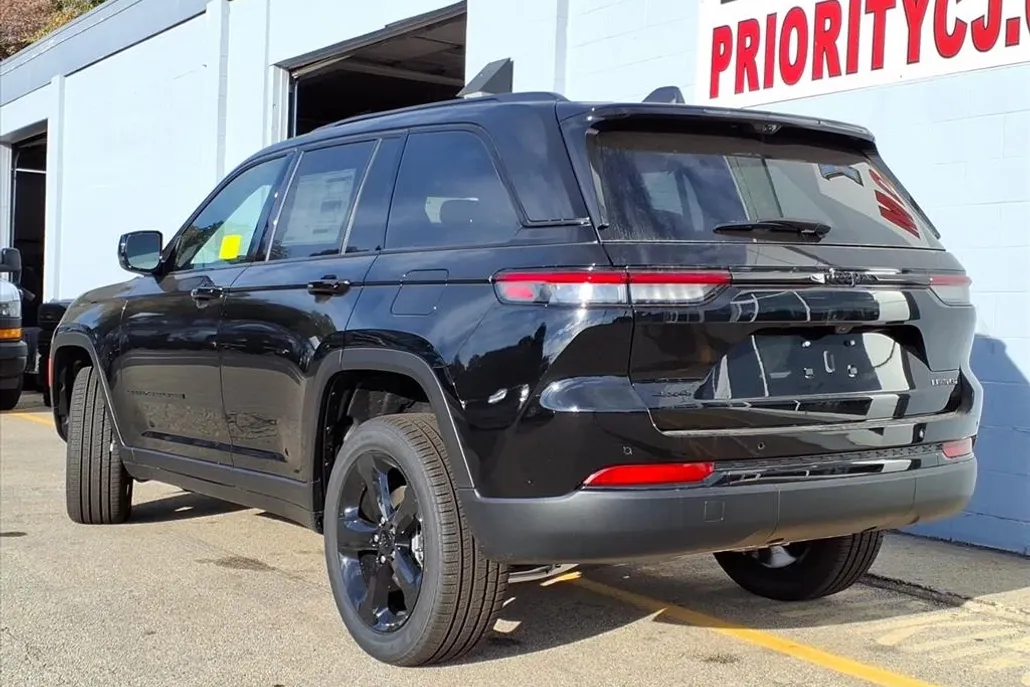 2025 Jeep Grand Cherokee Limited photo 1
