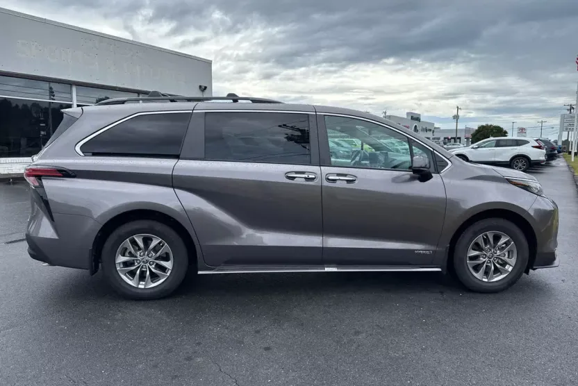 2021 Toyota Sienna XLE photo 1