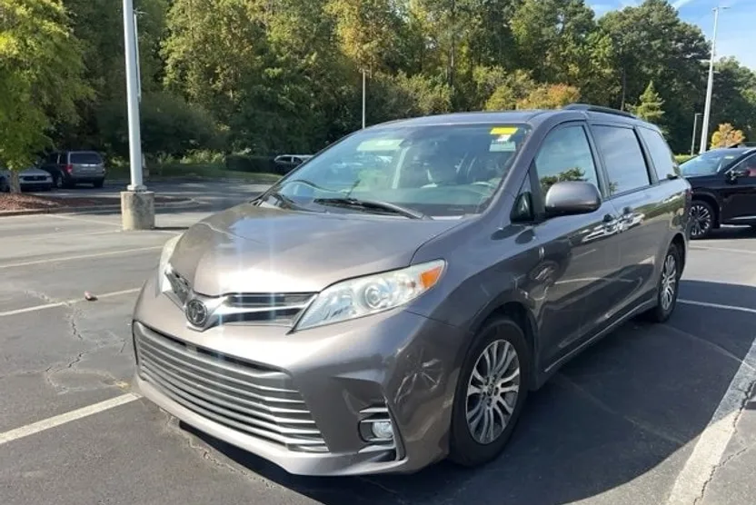 2020 Toyota Sienna XLE photo 1