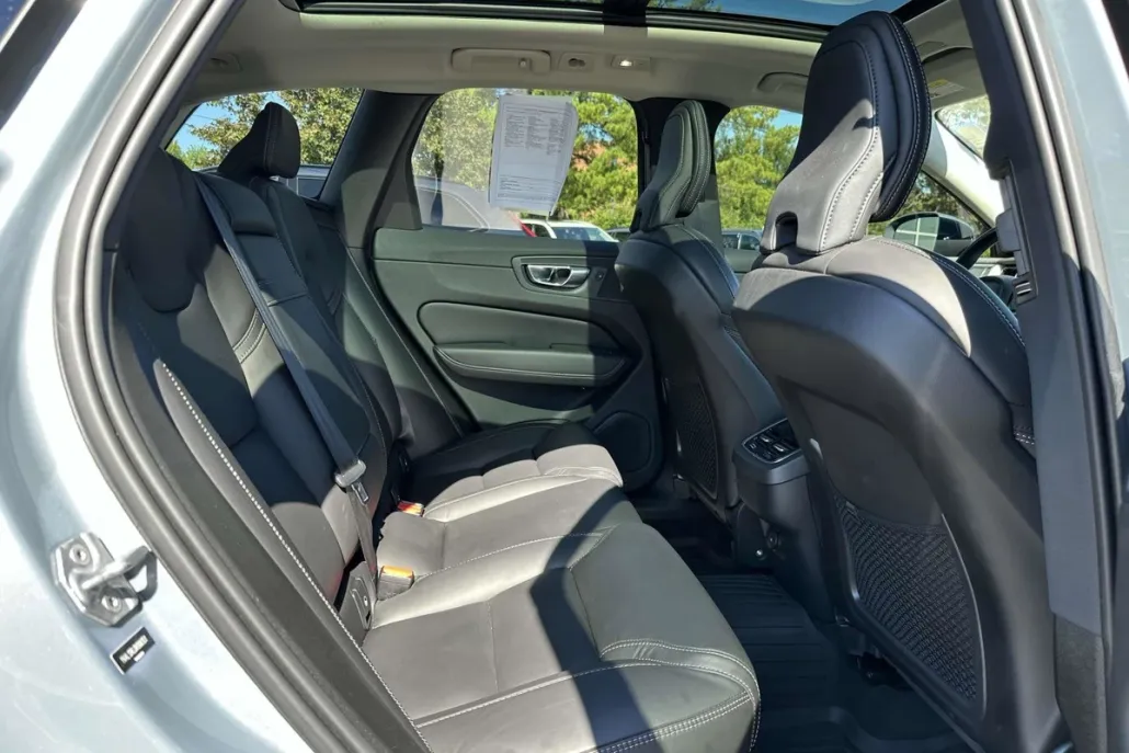 2022 Volvo XC60 B5 Inscription photo 1