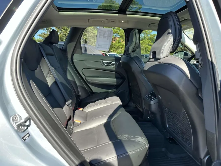 2022 Volvo XC60 B5 Inscription photo 1