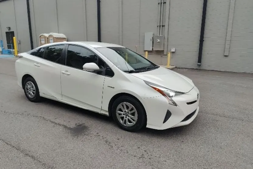 2017 Toyota Prius Four photo 1