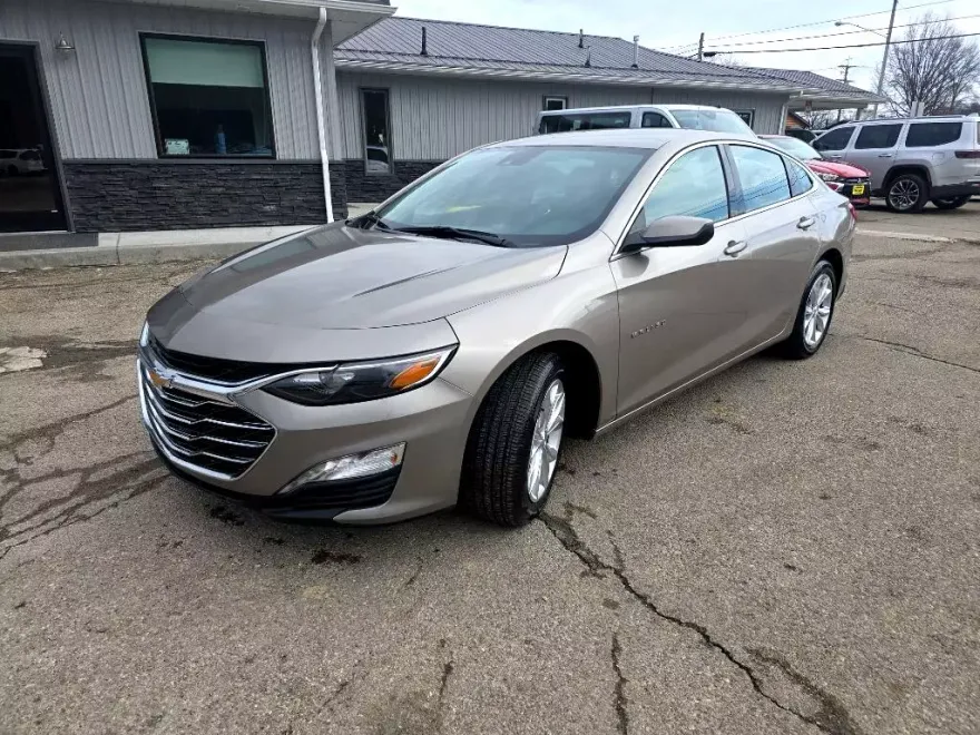 2024 Chevrolet Malibu 1LT photo 1
