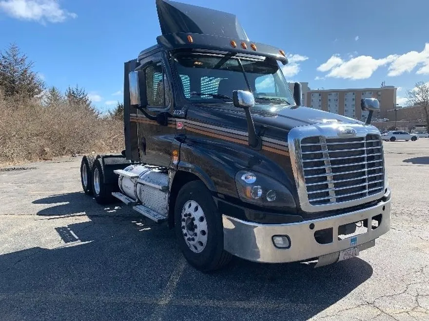 2018 Freightliner Cascadia 125" Sleeper Cab photo 1