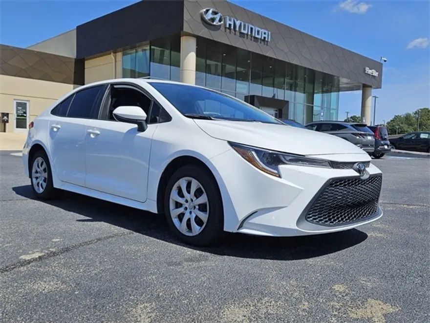 2021 Toyota Corolla LE photo 1