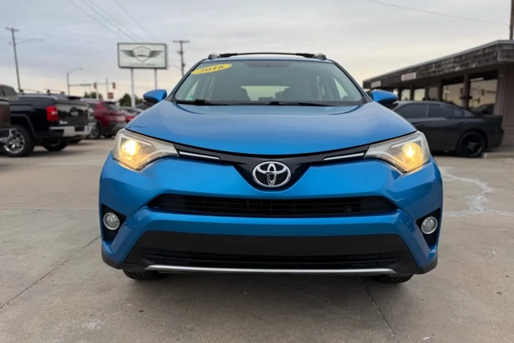 2016 Toyota RAV4 XLE photo 1