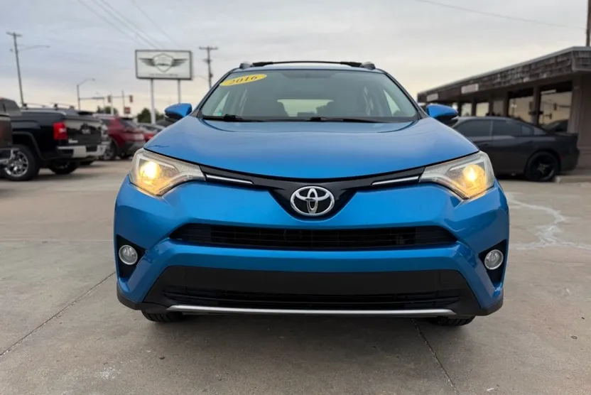 2016 Toyota RAV4 XLE photo 1