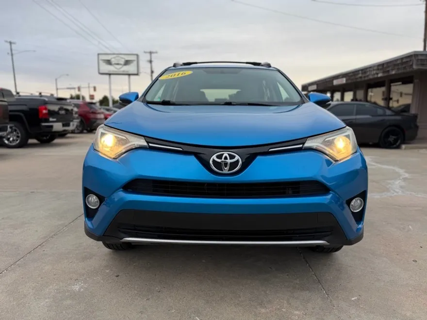 2016 Toyota RAV4 XLE photo 1