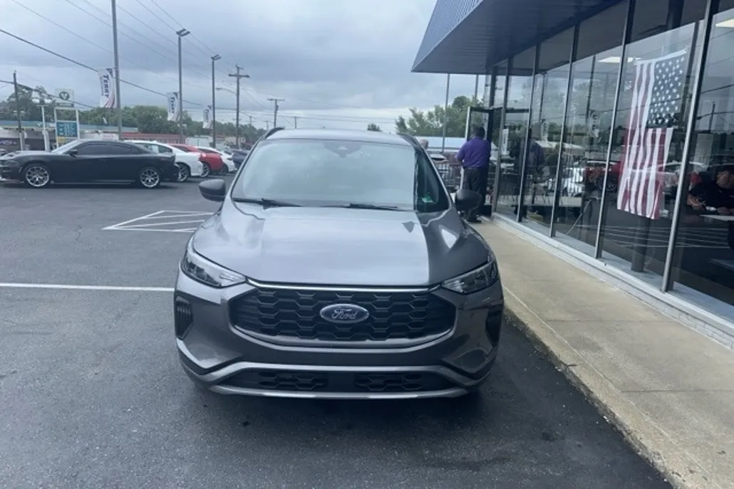 2024 Ford Escape ST-Line photo 1