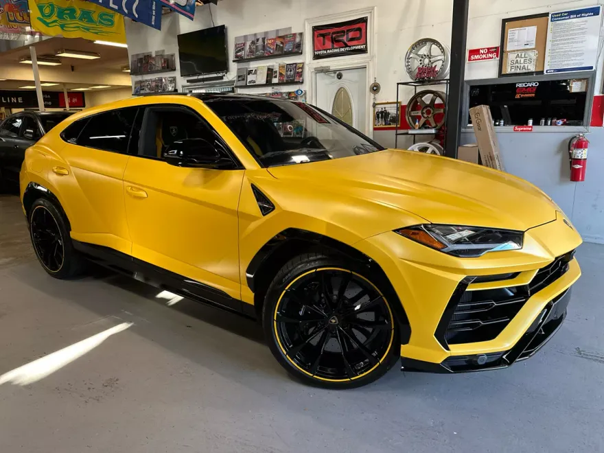 2022 Lamborghini Urus Base photo 1