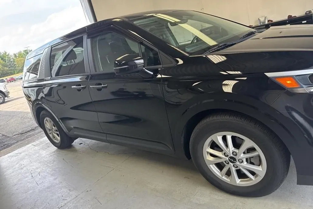 2023 Kia Carnival LX photo 1