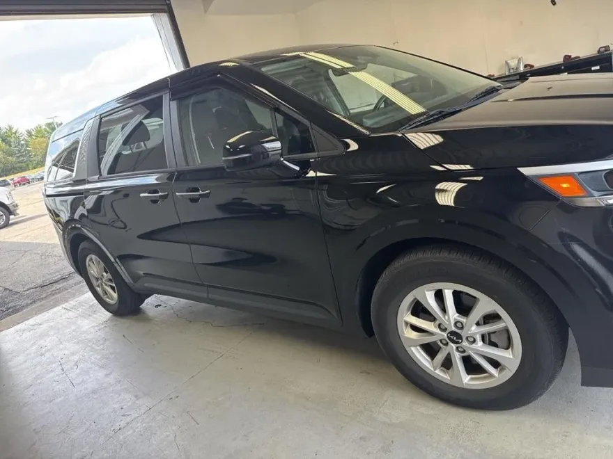 2023 Kia Carnival LX photo 1