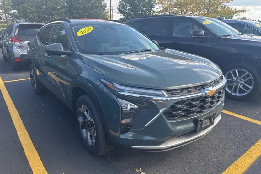 2025 Chevrolet Trax LT photo 1