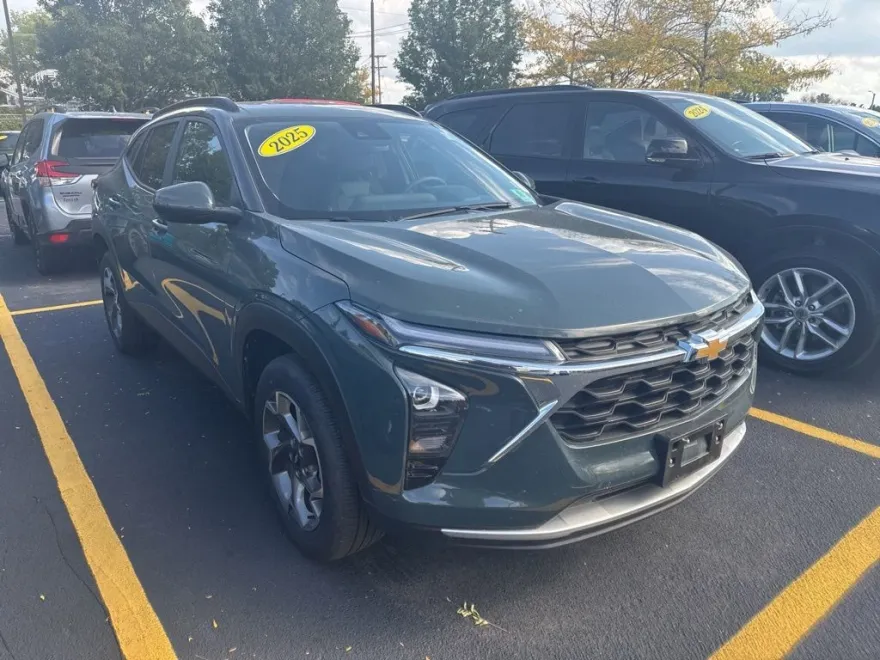 2025 Chevrolet Trax LT photo 1