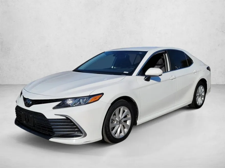 2022 Toyota Camry LE photo 1