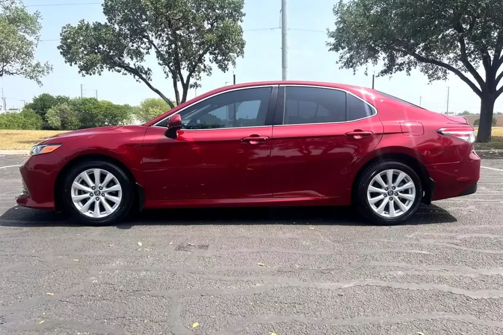 2020 Toyota Camry LE photo 1