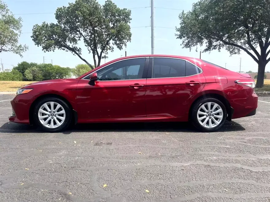 2020 Toyota Camry LE photo 1