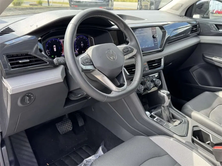 2022 Volkswagen Taos SEL photo 1