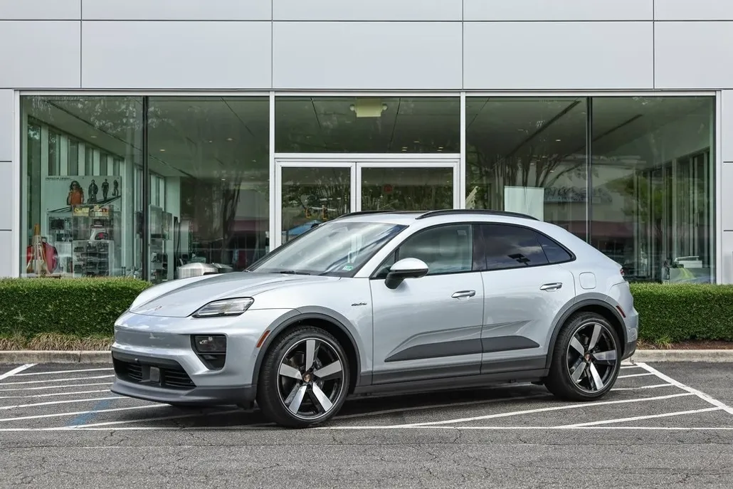 2025 Porsche Macan 4 Electric photo 1