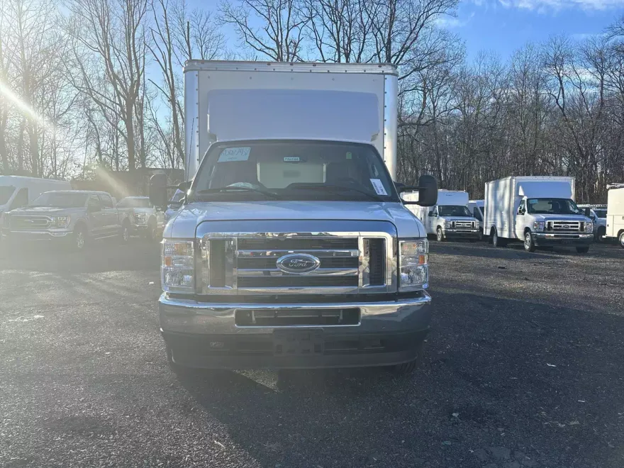 2024 Ford E-450 Cutaway XL photo 1